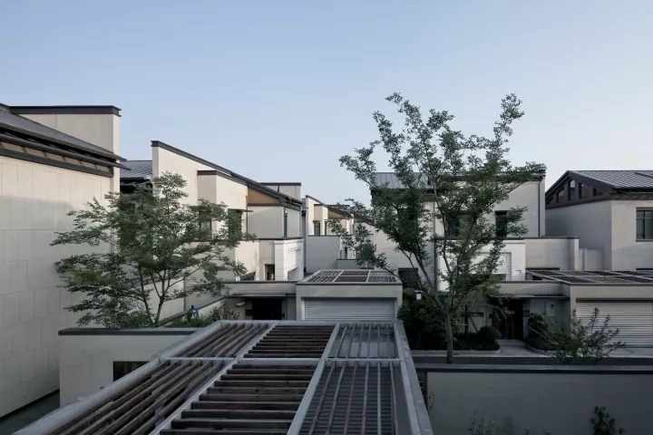 项目中公共空间与私密空间相互嵌套，空间感受丰富