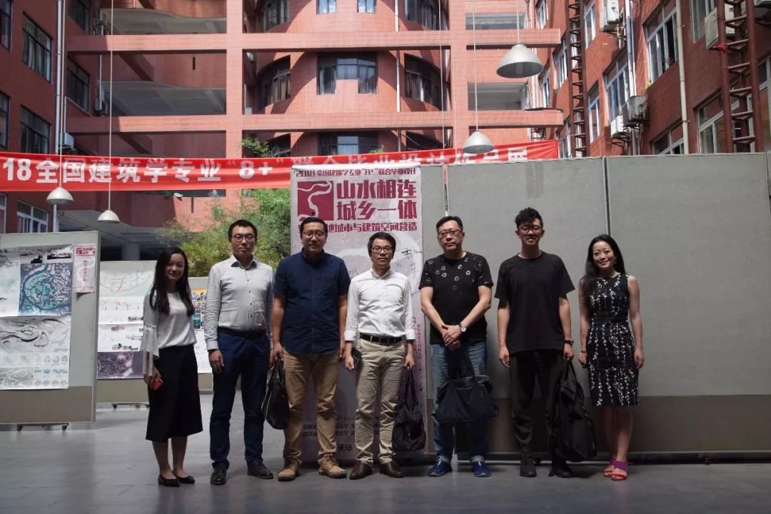 1xBet官网企业导师团合影