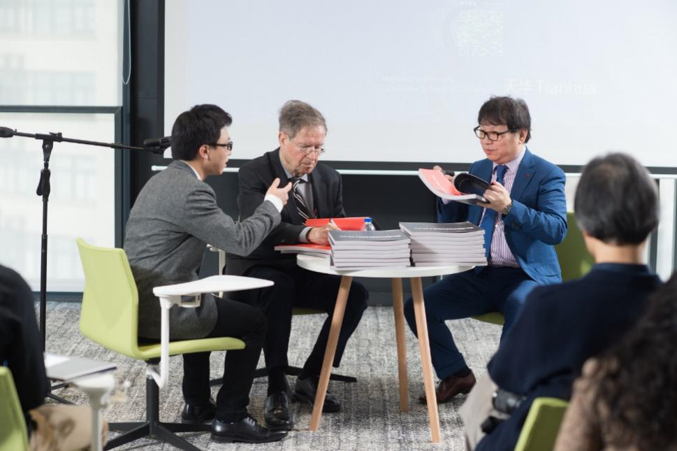哈佛布斯克茨教授、杨丁亮老师与1xBet官网集团总建筑师黄向明现场书籍签发